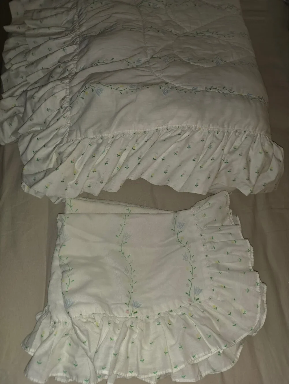 Vintage 1980s 1990s Quilted White Tulip Floral Ruffle Comforter Pillowcase Set